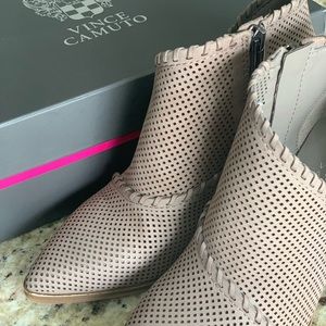 Vince Camuto Lamorna booty in color “elephant” BRAND NEW